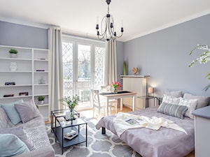 Home Staging mieszkania dwupokojowego (najem długoterminowy) - Średnia szara sypialnia z balkonem / tarasem, styl tradycyjny - zdjęcie od Homestagerkawarszawa