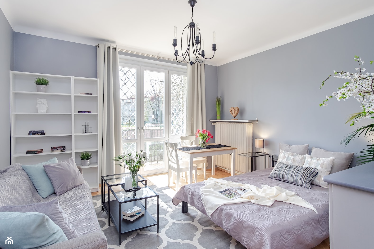 Home Staging mieszkania dwupokojowego (najem długoterminowy) - Średnia szara sypialnia z balkonem / tarasem, styl tradycyjny - zdjęcie od Homestagerkawarszawa - Homebook