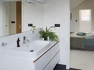 Dom prywatny - Mała na poddaszu bez okna z lustrem łazienka - zdjęcie od ideArchitektura