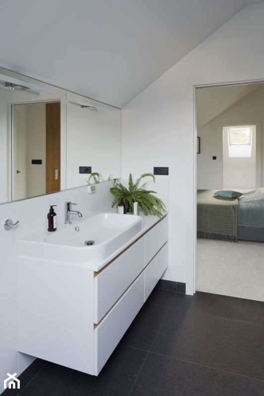 Dom prywatny - Mała na poddaszu bez okna z lustrem łazienka - zdjęcie od ideArchitektura