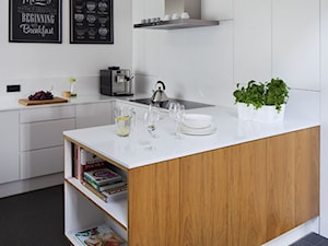 Dom prywatny - Średnia otwarta biała z zabudowaną lodówką kuchnia w kształcie litery u - zdjęcie od ideArchitektura