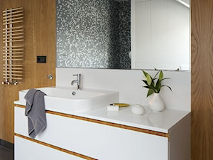 Dom prywatny - Średnia na poddaszu z lustrem z punktowym oświetleniem łazienka z oknem - zdjęcie od ideArchitektura
