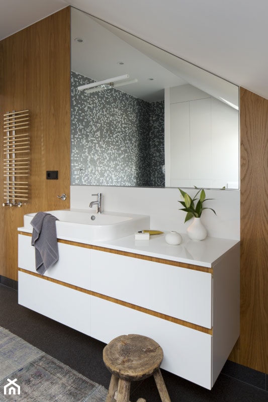 Dom prywatny - Średnia na poddaszu z lustrem z punktowym oświetleniem łazienka z oknem - zdjęcie od ideArchitektura