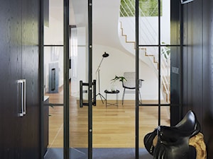 Dom prywatny - Mały czarny hol / przedpokój - zdjęcie od ideArchitektura