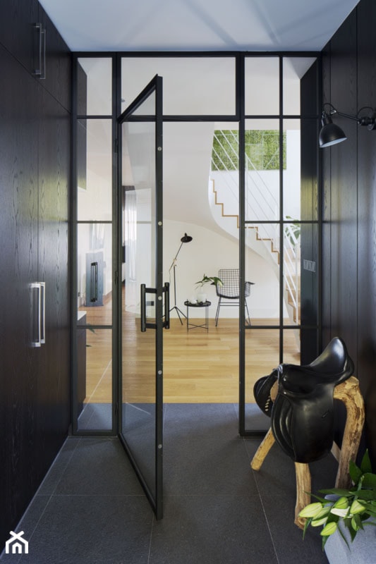 Dom prywatny - Mały czarny hol / przedpokój - zdjęcie od ideArchitektura