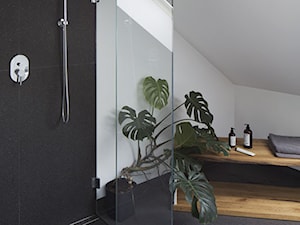 Dom prywatny - Mała na poddaszu łazienka z oknem - zdjęcie od ideArchitektura