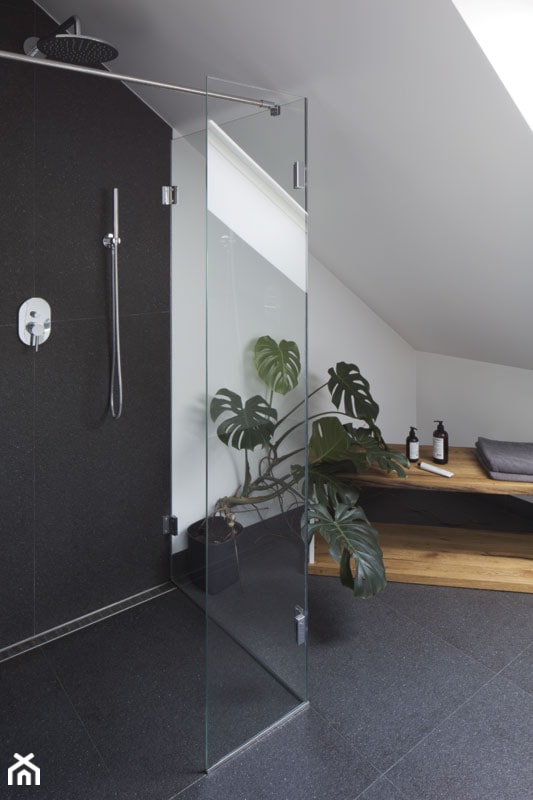 Dom prywatny - Mała na poddaszu łazienka z oknem - zdjęcie od ideArchitektura