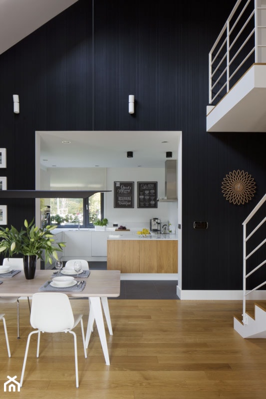 Dom prywatny - Duża czarna jadalnia jako osobne pomieszczenie - zdjęcie od ideArchitektura
