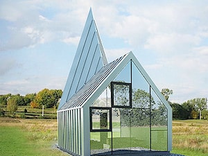KAPLICA W POLU - Małe nowoczesne domy murowane z dwuspadowym dachem, styl minimalistyczny - zdjęcie od 90 stopni architekci
