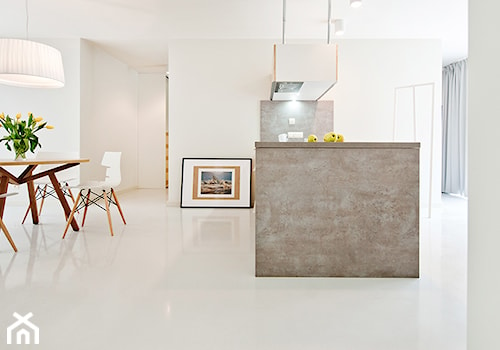 SANDRA RESORT SPA - Duża biała jadalnia w salonie w kuchni, styl skandynawski - zdjęcie od CustomForm