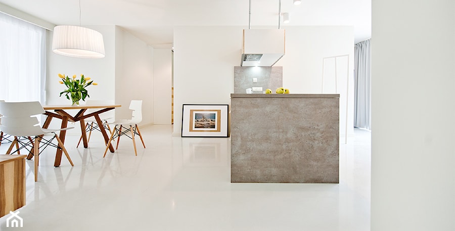 SANDRA RESORT SPA - Duża biała jadalnia w salonie w kuchni, styl skandynawski - zdjęcie od CustomForm