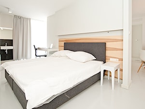 SANDRA RESORT SPA - Duża biała z biurkiem sypialnia z łazienką, styl nowoczesny - zdjęcie od CustomForm