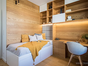 Mieszkanie 54 m2 - Średni beżowy biały z łóżkiem z drewnem na ścianie z farbą na ścianie z panelami tapicerowanymi pokój dziecka dla nastolatka dla chłopca dla dziewczynki, styl nowoczesny - zdjęcie od TK Architekci