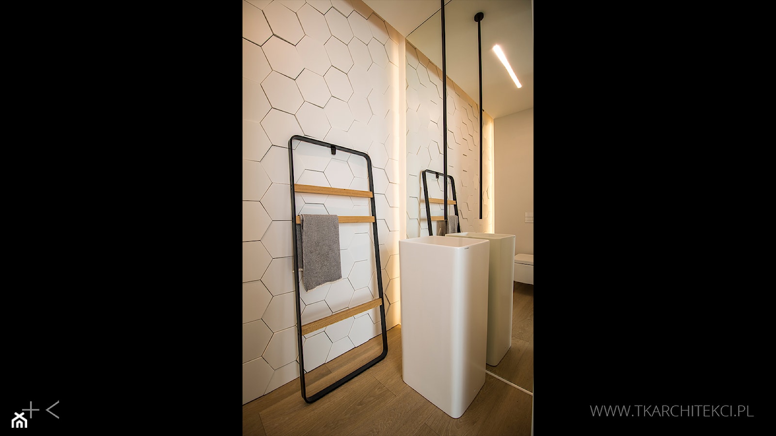 toaleta biała z drewnianą podłogą - zdjęcie od TK Architekci - Homebook