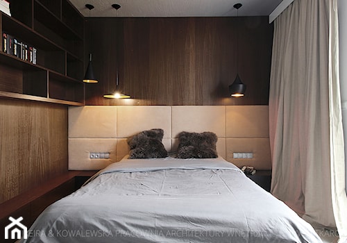 Mała brązowa sypialnia z balkonem / tarasem, styl nowoczesny - zdjęcie od TK Architekci