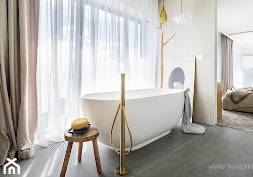 łazienka beżowa ze złotą armaturą - zdjęcie od TK Architekci