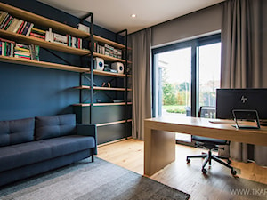 Dom z klimatem - Duże w osobnym pomieszczeniu z sofą niebieskie szare turkusowe biuro, styl skandynawski - zdjęcie od TK Architekci