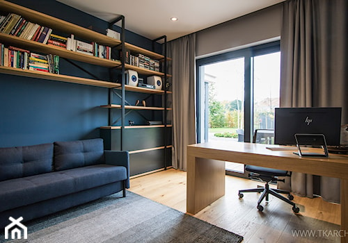 Dom z klimatem - Duże w osobnym pomieszczeniu z sofą niebieskie szare turkusowe biuro, styl skandynawski - zdjęcie od TK Architekci