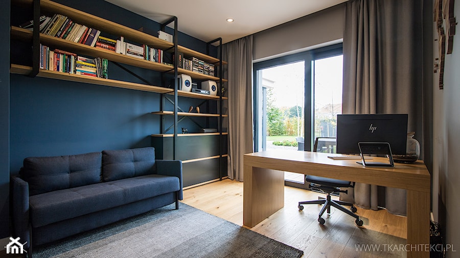 Dom z klimatem - Duże w osobnym pomieszczeniu z sofą niebieskie szare turkusowe biuro, styl skandyn ... - zdjęcie od TK Architekci