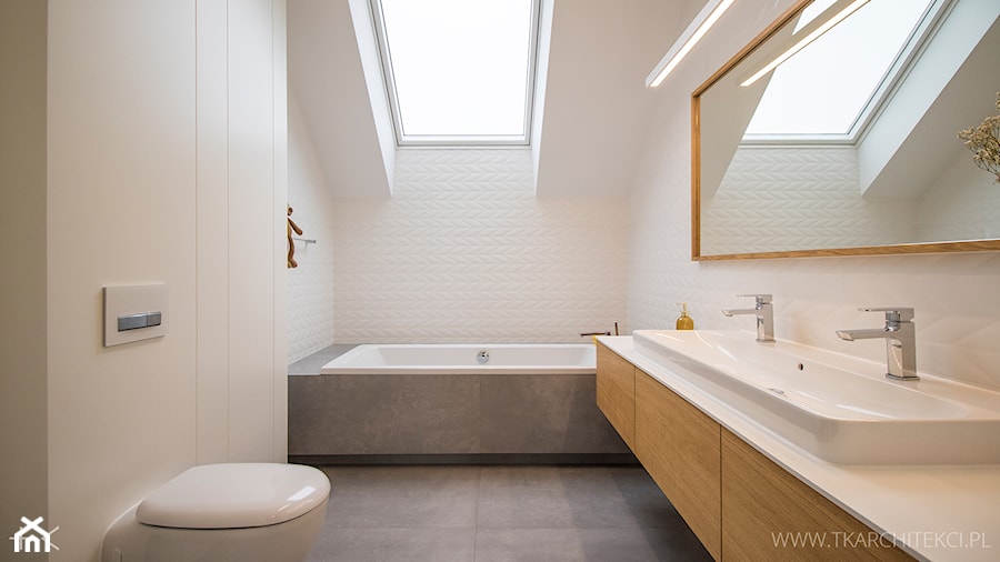 Dom z klimatem - Średnia z dwoma umywalkami łazienka z oknem, styl skandynawski - zdjęcie od TK Architekci