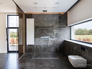 grafitowa łazienka z otwartą kabiną prysznicową - zdjęcie od TK Architekci