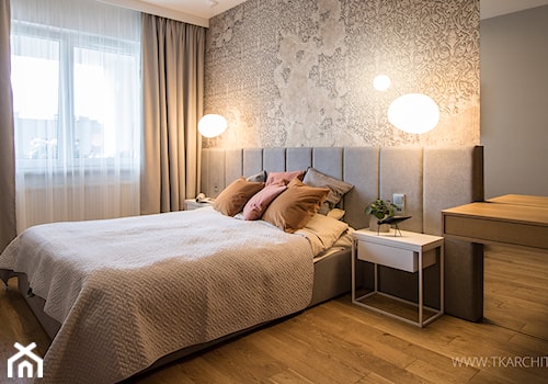Ciepło i przytulnie - Średnia biała szara sypialnia, styl nowoczesny - zdjęcie od TK Architekci