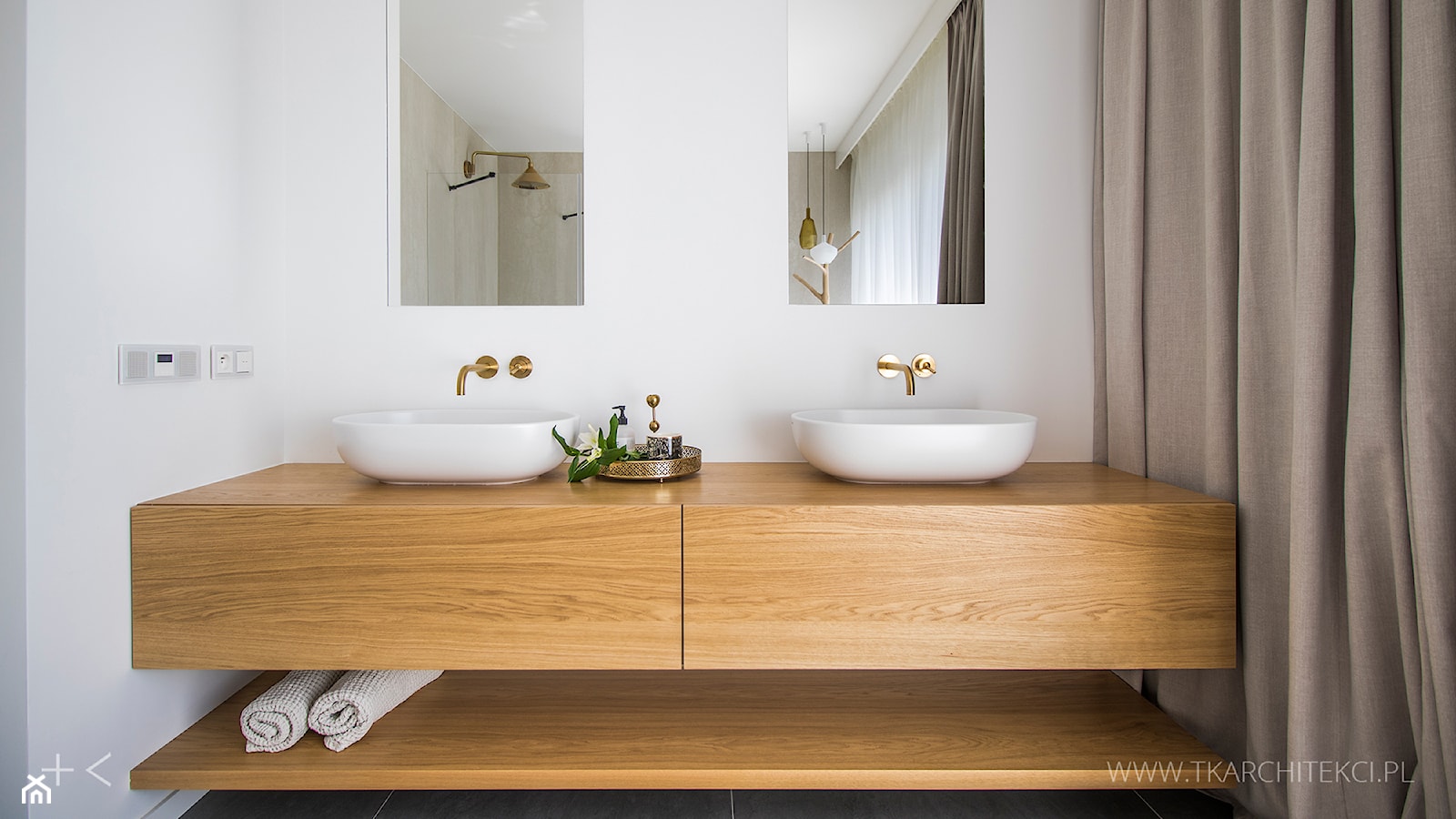 łazienka beżowa ze złotą armaturą - zdjęcie od TK Architekci - Homebook