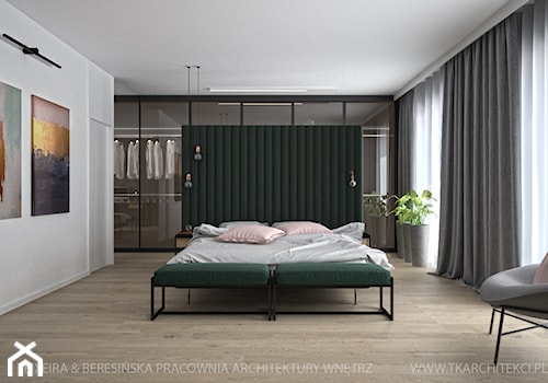 Duża szara sypialnia z garderobą, styl nowoczesny - zdjęcie od TK Architekci