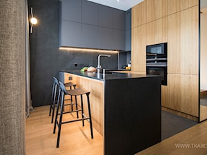 Przytulny Apartament - Średnia otwarta czarna z zabudowaną lodówką kuchnia w kształcie litery u, styl nowoczesny - zdjęcie od TK Architekci