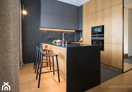 Przytulny Apartament - Średnia otwarta czarna z zabudowaną lodówką kuchnia w kształcie litery u, styl nowoczesny - zdjęcie od TK Architekci