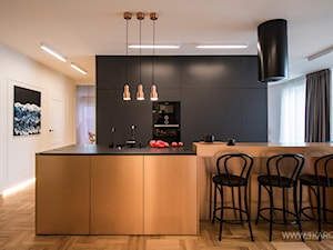 Apartament z miedzianą wyspą - Kuchnia, styl nowoczesny - zdjęcie od TK Architekci
