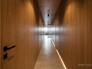 drewniany korytarz i ukryte drzwi - zdjęcie od TK Architekci