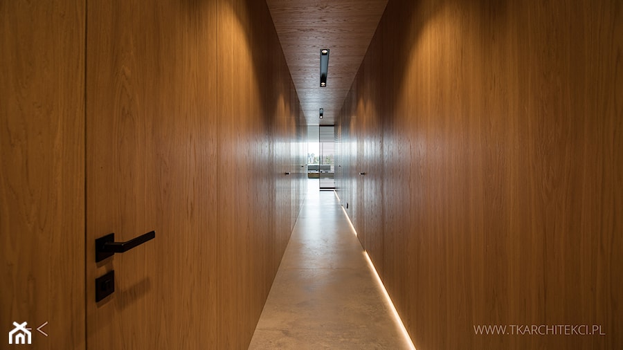drewniany korytarz i ukryte drzwi - zdjęcie od TK Architekci