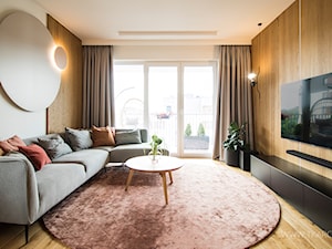 Ciepło i przytulnie - Średni beżowy biały brązowy salon z tarasem / balkonem, styl nowoczesny - zdjęcie od TK Architekci