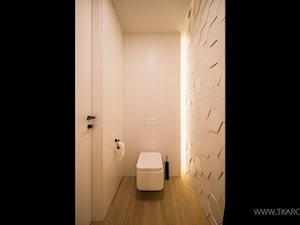 toaleta biała z drewnianą podłogą - zdjęcie od TK Architekci