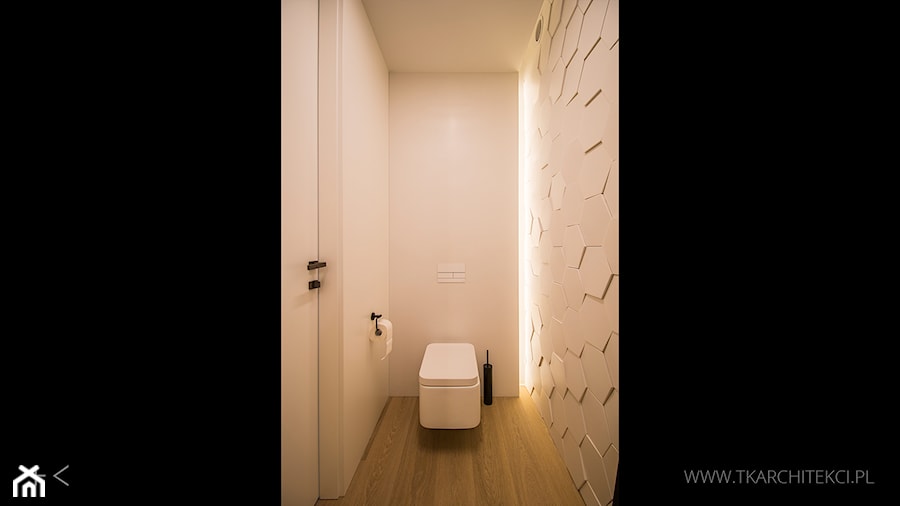 toaleta biała z drewnianą podłogą - zdjęcie od TK Architekci
