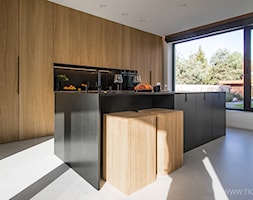 Przytulny minimalizm - Duża otwarta z zabudowaną lodówką kuchnia dwurzędowa z oknem, styl nowoczesn ... - zdjęcie od TK Architekci - Homebook