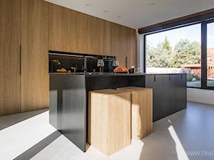 Przytulny minimalizm - Duża otwarta z zabudowaną lodówką kuchnia dwurzędowa z oknem, styl nowoczesny - zdjęcie od TK Architekci
