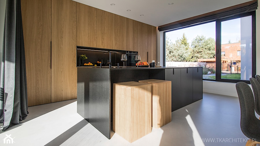 Przytulny minimalizm - Duża otwarta z zabudowaną lodówką kuchnia dwurzędowa z oknem, styl nowoczesny - zdjęcie od TK Architekci
