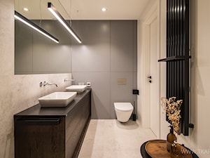 Apartament w barwach ciemnej czekolady - Średnia biała szara łazienka bez okna, styl nowoczesny - zdjęcie od TK Architekci