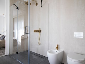 łazienka beżowa ze złotą armaturą - zdjęcie od TK Architekci