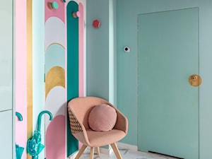 Ściana wymalowana różnymi kolorami - zdjęcie od Wnętrza Zewnętrza Studio