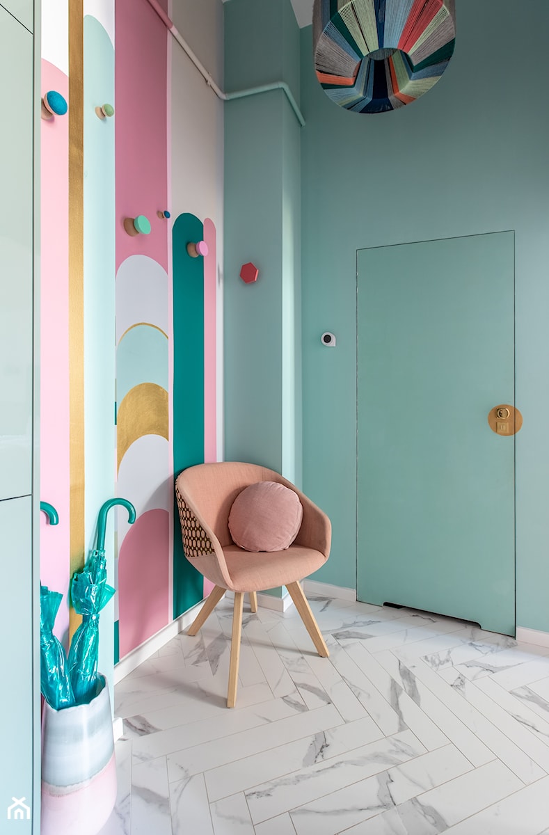 Ściana wymalowana różnymi kolorami - zdjęcie od Wnętrza Zewnętrza Studio