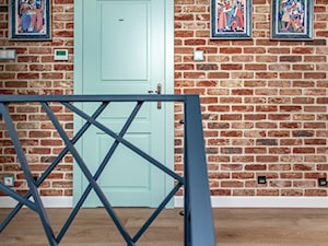 Schody na piętro i miętowe drzwi - zdjęcie od Wnętrza Zewnętrza Studio