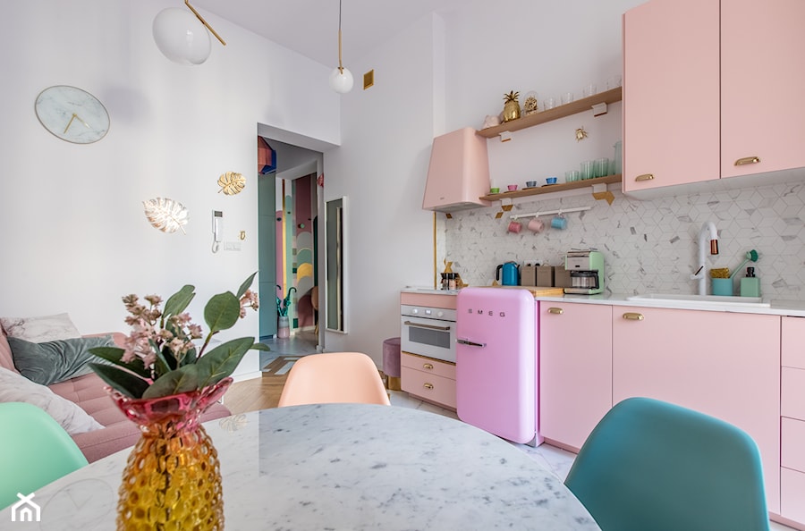 Salon z różową kuchnią - zdjęcie od Wnętrza Zewnętrza Studio