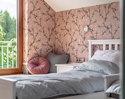 Sypialnia z różową tapetą - zdjęcie od Wnętrza Zewnętrza Studio - Homebook