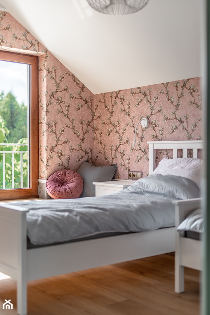 Sypialnia z różową tapetą - zdjęcie od Wnętrza Zewnętrza Studio - Homebook
