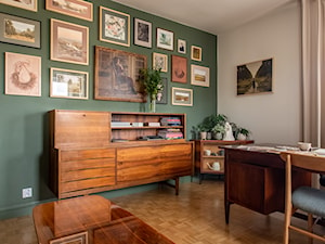 Obrazy w salonie, zielone ściany, stare meble - zdjęcie od Wnętrza Zewnętrza Studio