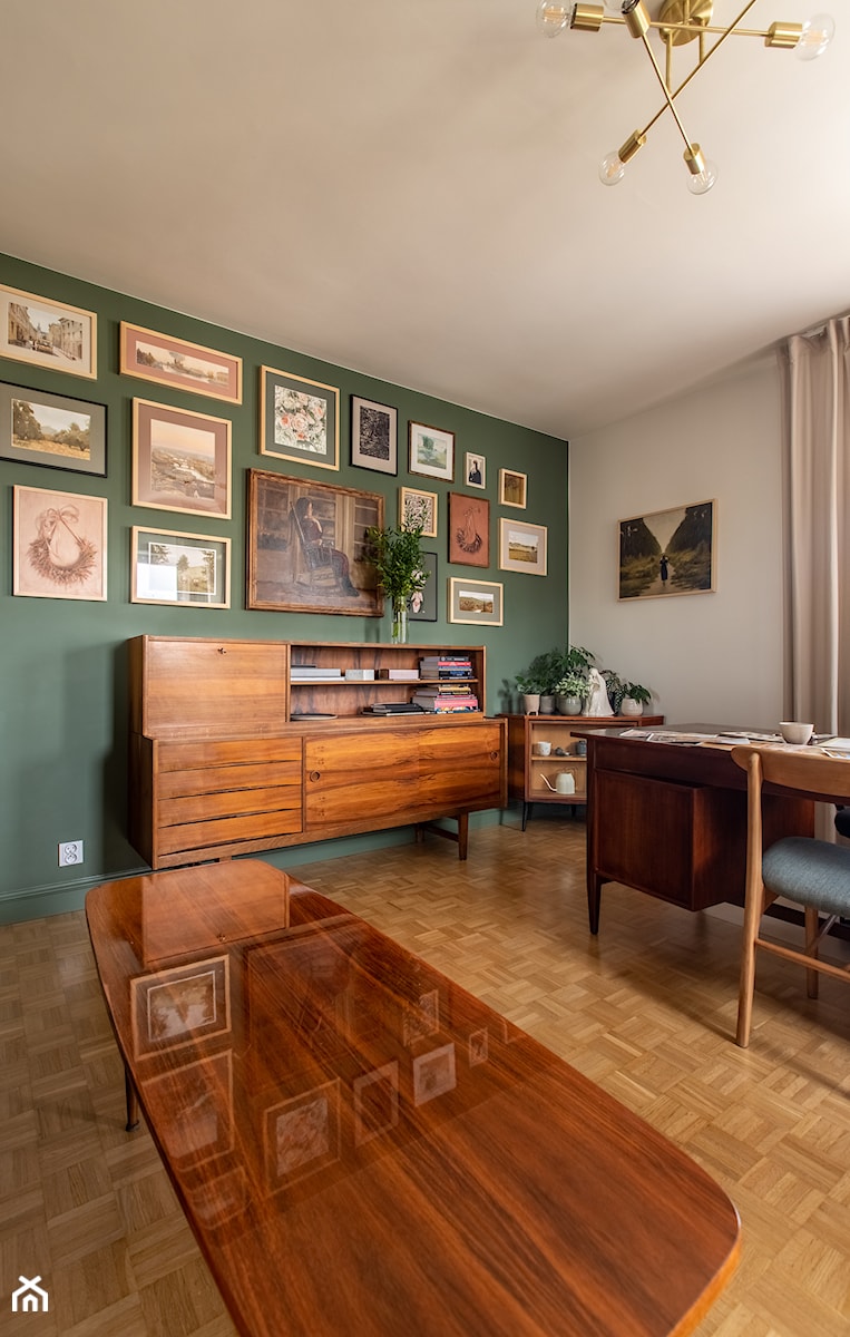 Obrazy w salonie, zielone ściany, stare meble - zdjęcie od Wnętrza Zewnętrza Studio