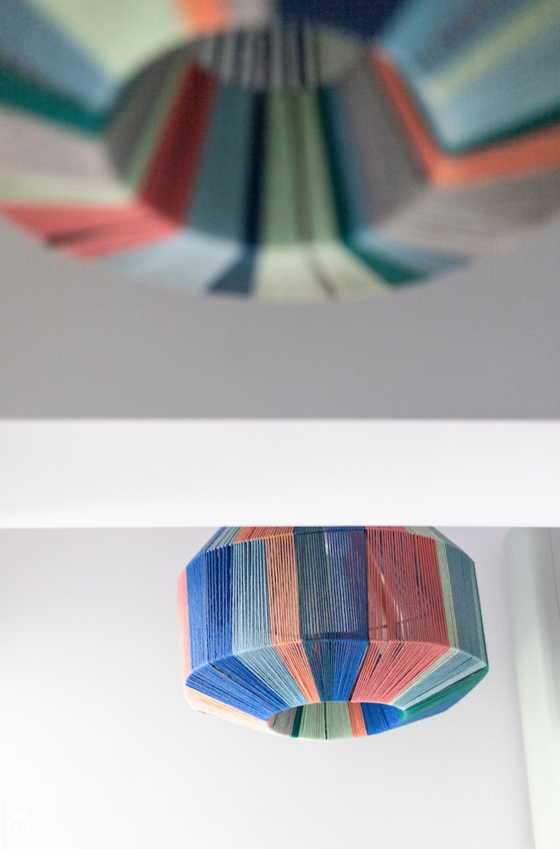 Lampy z kolorowymi abażurami - zdjęcie od Wnętrza Zewnętrza Studio